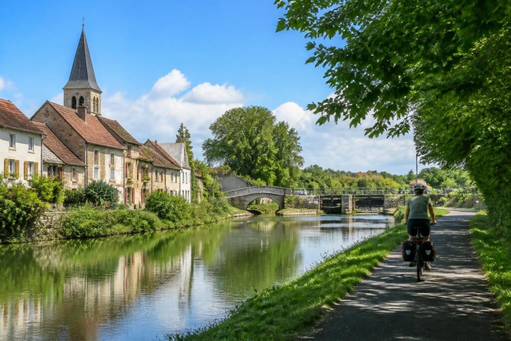 découvrez le canal latéral à la loire à vélo : un itinéraire complet avec ses étapes incontournables et ses points d'intérêt pour une aventure cycliste inoubliable.