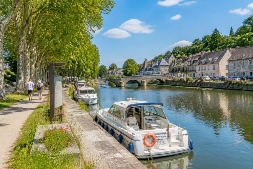 découvrez le tourisme fluvial sur la loire et ses canaux : profitez des haltes nautiques pittoresques et partez en balades inoubliables au fil de l'eau.